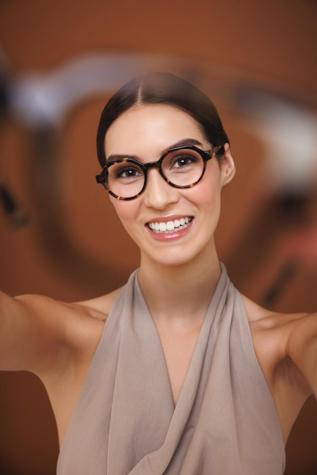 Maria Carolina shines for Hickmann Eyewear